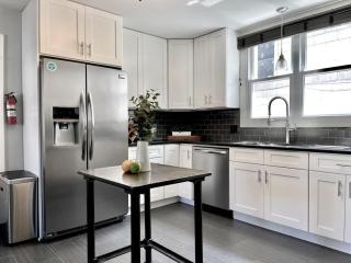 Spacious 5-Bedroom Retreat in Forest Park - Forest Park - 5