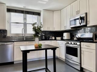 Spacious 5-Bedroom Retreat in Forest Park - Forest Park - 4