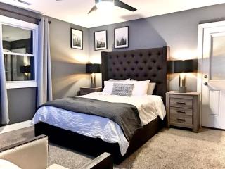 Spacious 5-Bedroom Retreat in Forest Park - Forest Park - 2