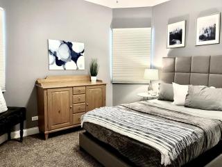 Spacious 5-Bedroom Retreat in Forest Park - Forest Park - 1