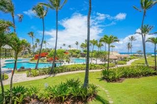 Simple but Idyllic Oceanfront Resort w King Bed - Lihue - 1