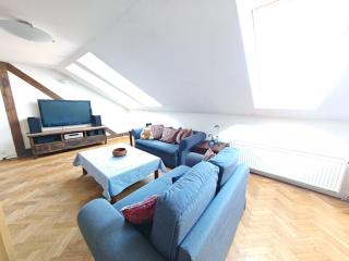 Elegant and Spacious 4BR Loft in Charming Vinohrady - Prag - 2