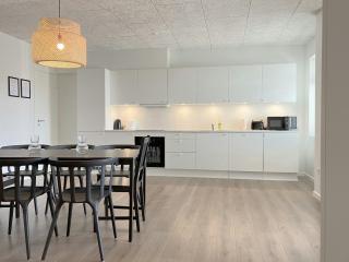 Central and Spacious Apartment for 10 - Randers - 9