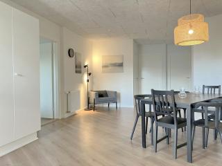 Central and Spacious Apartment for 10 - Randers - 4