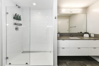 Posh 2BR Retreat Gym, Prkng and Scenic Rooftop - Arlington - 2
