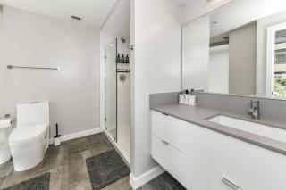 Posh 2BR Retreat Gym, Prkng and Scenic Rooftop - Arlington - 1