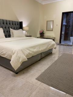 شقة فندقية غرفتين نوم وغرفة معيشة ومدخل خاص وباركنج سيارة - Riyadh Al Khabra - 9