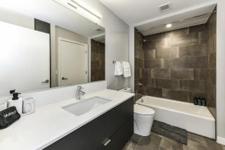 2BR Urban Retreat Gym Parkng and Scenic Rooftop - Arlington - 3