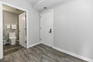 2BR Urban Retreat Gym Parkng and Scenic Rooftop - Arlington - 2