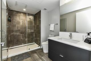 2BR Urban Retreat Gym Parkng and Scenic Rooftop - Arlington - 1