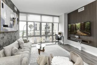 Chic 2BR Retreat Gym Parkng and Scenic Rooftop - Arlington - 8