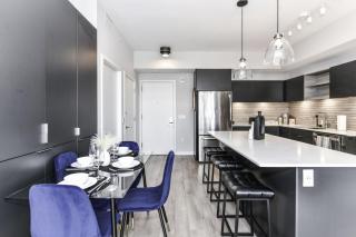Chic 2BR Retreat Gym Parkng and Scenic Rooftop - Arlington - 6