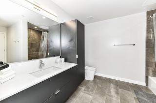 Chic 2BR Retreat Gym Parkng and Scenic Rooftop - Arlington - 5