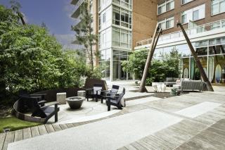 Chic 2BR Retreat Gym Parkng and Scenic Rooftop - Arlington - 4