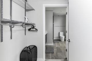 Chic 2BR Retreat Gym Parkng and Scenic Rooftop - Arlington - 2