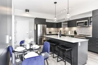 Chic 2BR Retreat Gym Parkng and Scenic Rooftop - Arlington - 1