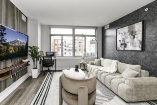 Stylish 2BR Retreat Gym Parkng and Scenic Rooftop - Arlington - 9