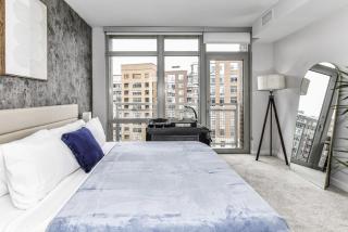 Stylish 2BR Retreat Gym Parkng and Scenic Rooftop - Arlington - 8