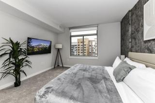 Stylish 2BR Retreat Gym Parkng and Scenic Rooftop - Arlington - 7