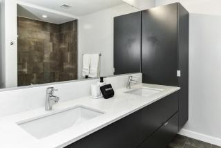 Stylish 2BR Retreat Gym Parkng and Scenic Rooftop - Arlington - 6