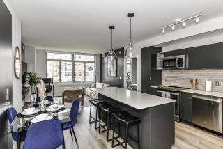 Stylish 2BR Retreat Gym Parkng and Scenic Rooftop - Arlington - 5