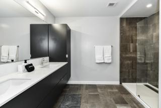 Stylish 2BR Retreat Gym Parkng and Scenic Rooftop - Arlington - 4