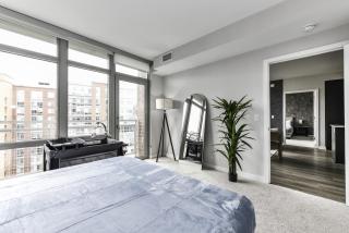 Stylish 2BR Retreat Gym Parkng and Scenic Rooftop - Arlington - 3
