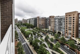 Stylish 2BR Retreat Gym Parkng and Scenic Rooftop - Arlington - 2