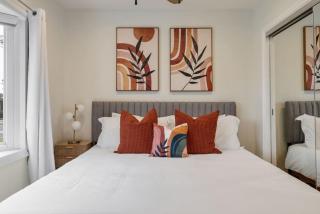 Stunning Retro Beach Oasis, Dual Living, Pool - Long Beach - 8