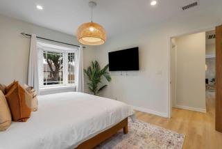 Stunning Retro Beach Oasis, Dual Living, Pool - Long Beach - 4