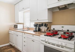 Serene Yard Porch at Signal Hill - Close to the Beach - 6