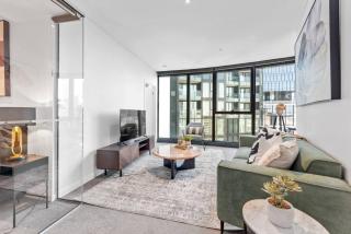 CBD Luxe Pad SkyTower Pool & Gym - 8