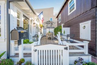 Balboa Island Gem with Patio & Beach Essentials - 7