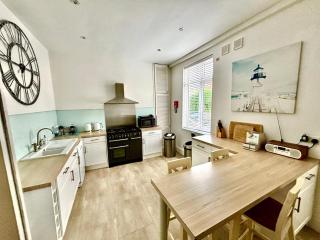 Tidesreach Filey, sleeps 13, close to beach - Filey - 6