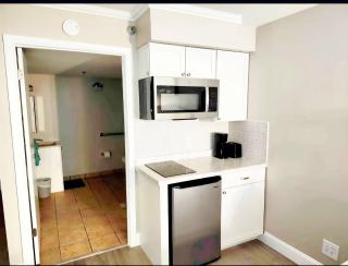 Daytona King Oceanview Studio w/kitchenette, pool - Daytona Beach - 1