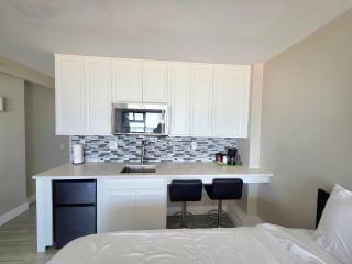 Oceanfront Studio 2 Queen beds kitchenette & pool - 3