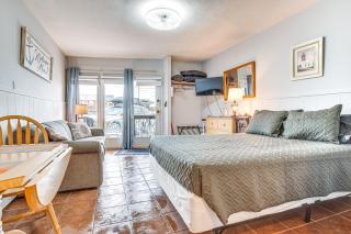 Walk to Old Orchard Pier Cozy Beachfront Condo! - Old Orchard Beach - 2