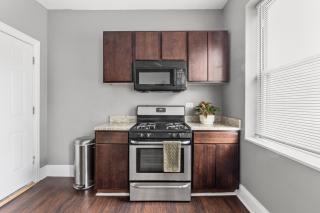 Stylish Humboldt Park Retreat - Walk to Parks & Easy Transit! - Chicago - 2