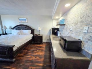 Beachfront Studio fit for a King - Daytona Beach - 9