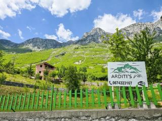 Arditi's Guesthouse - Bogë - 8