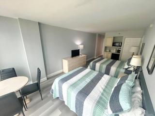 Oceanview Studio w/kitchen, pool, tiki bar - 9