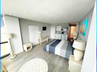 King Deluxe Oceanview w/tiki bar-pool, kitchenette - Daytona Beach - 9