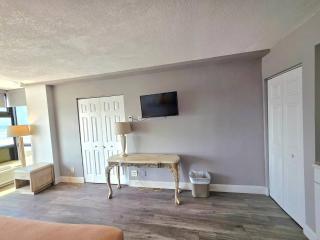 King Deluxe Oceanview w/tiki bar-pool, kitchenette - 1