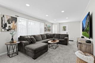 Lovely Updated 3 BR Home w Backyard Sleeps 6 - Royal Oak - 8