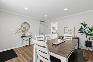 Lovely Updated 3 BR Home w Backyard Sleeps 6 - Royal Oak - 4