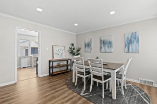 Lovely Updated 3 BR Home w Backyard Sleeps 6 - Royal Oak - 5