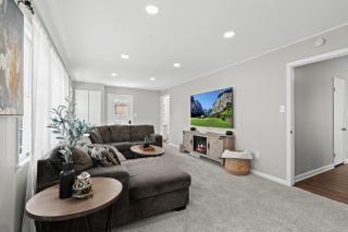 Lovely Updated 3 BR Home w Backyard Sleeps 6 - Royal Oak - 7