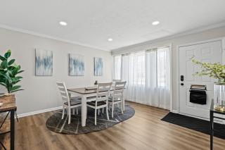 Lovely Updated 3 BR Home w Backyard Sleeps 6 - Royal Oak - 3