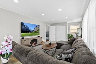 Lovely Updated 3 BR Home w Backyard Sleeps 6 - Royal Oak - 9