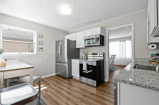 Lovely Updated 3 BR Home w Backyard Sleeps 6 - Royal Oak - 1